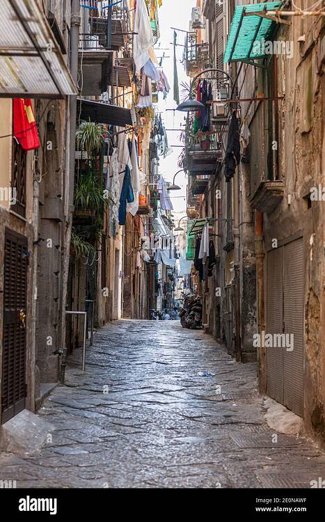 narrow-alley-with-overhanging-balconies-in-the-backstreets-of-naples-2E0NAWF